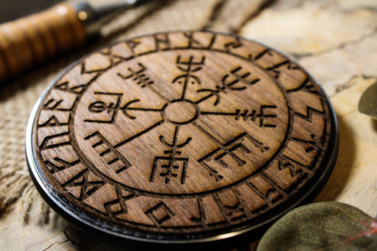 Wirelescharger viking vegvisir engraved wood norse rune symbol
